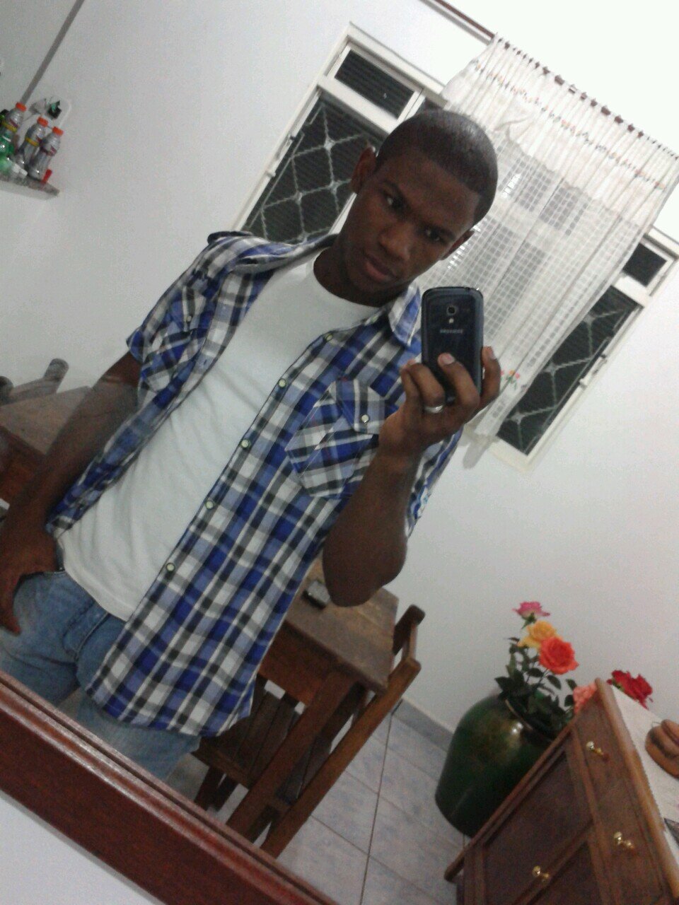 Sempre existe verdade por trás do estou brincando um pouco de dor por trás do estou bem um pouco de emoção por trás do não me importo.