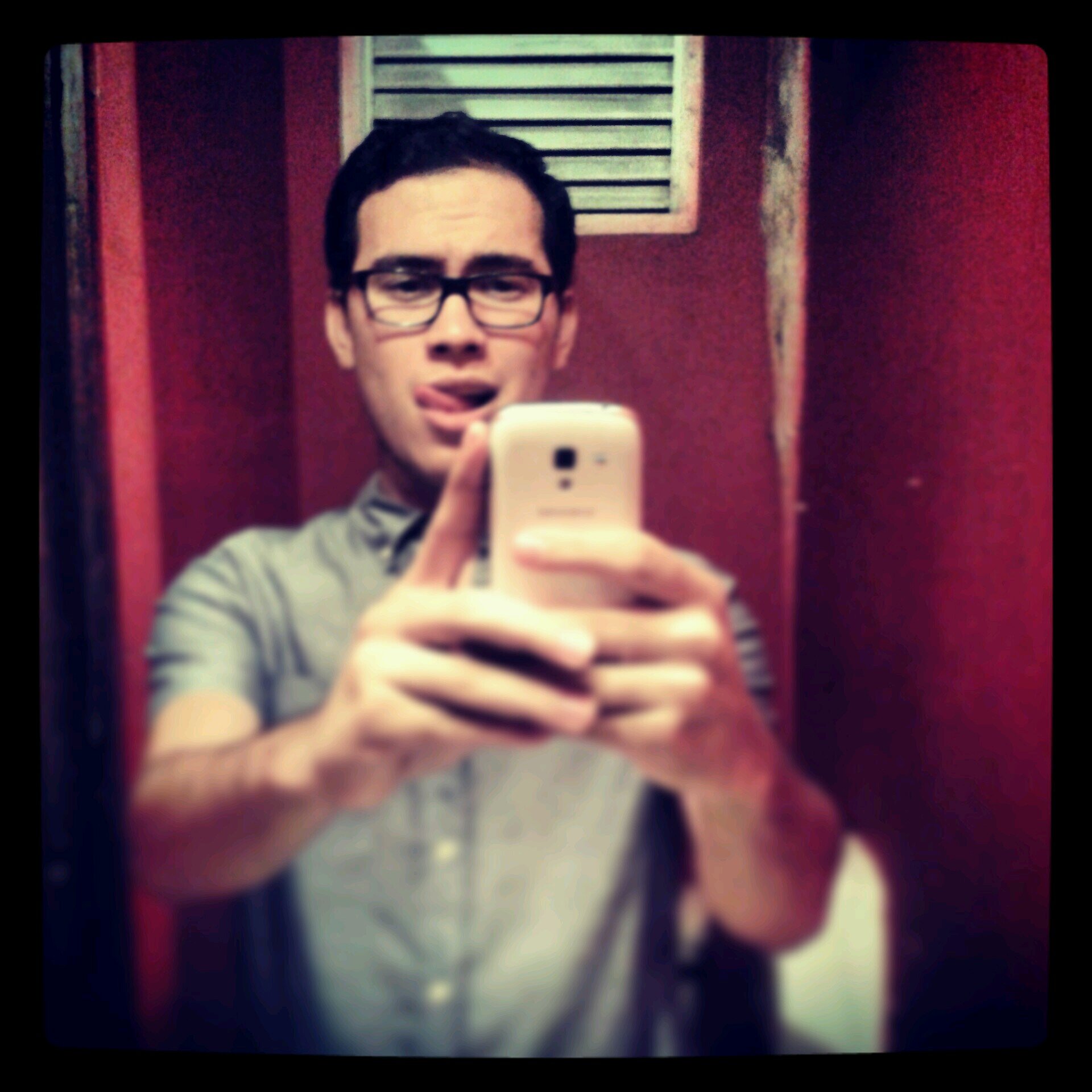 Licenciado en #Marketing ~ Multifacetico~ aficionado a la fotografía, soñador, sociable, critico y analitico SOY UN POQUITO DE ToDO SEGUN MI ESTADO Q ESTE
