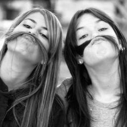 Dos amigas,dos mundos, dos locas con el claro ejemplo de la amistad.. Sevillanas