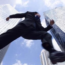 不動産関係の営業マンです。
年間３２億円の売り上げをたたき出し最優秀賞を貰ったこともあります。
一か月で１０冊以上本を読む大の読書好きでもあります。そんな私が心動かされた名言・参考にすべき格言を紹介します。この言葉なくして私の成績はありえません。ただの名言だと思わず、本質を感じて仕事に役立ててください！
