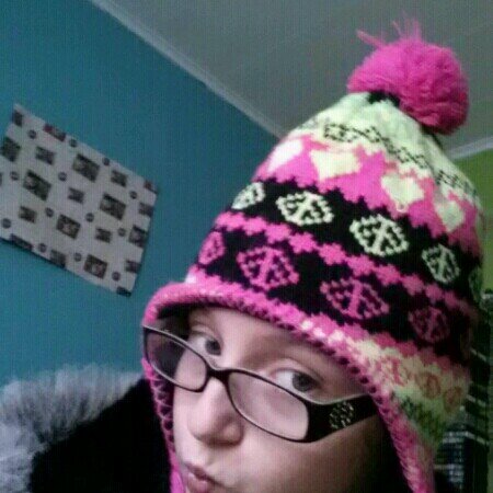 i love o2l 1d emblem3 YTL mikey murphy aaron capenter (hes followwing me) and i love fooooodddd and i love to sing also i sing with lexi and kenzie and were lka