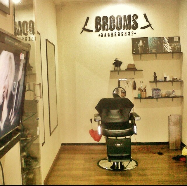We can't make you handsome
But we can make you well groomed
Mon - Thu - Sat
Open: 10 AM 
Close: 08 PM
Friday 
Open: 01 PM 
Close: 08 PM
IG: broomsbarbershop