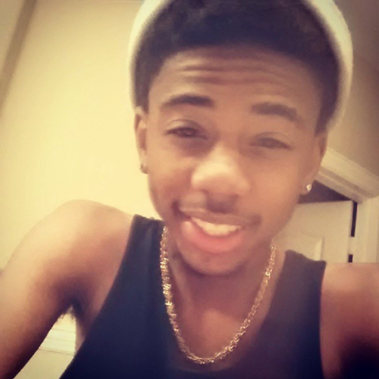 Bio? A pointless amount of words to describe me? No how about you DM me (; Single as shit .-.