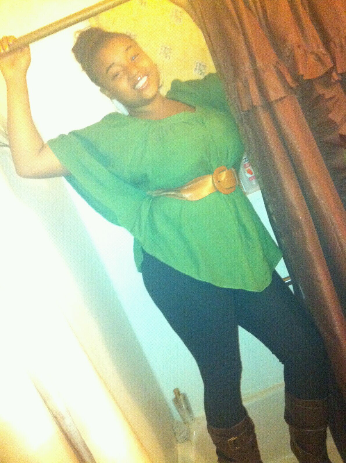 Somewhere between you a stalker or want more followers ; follow my rounds @PiNKTOES_ @AMarie4200. Thaaaankya.