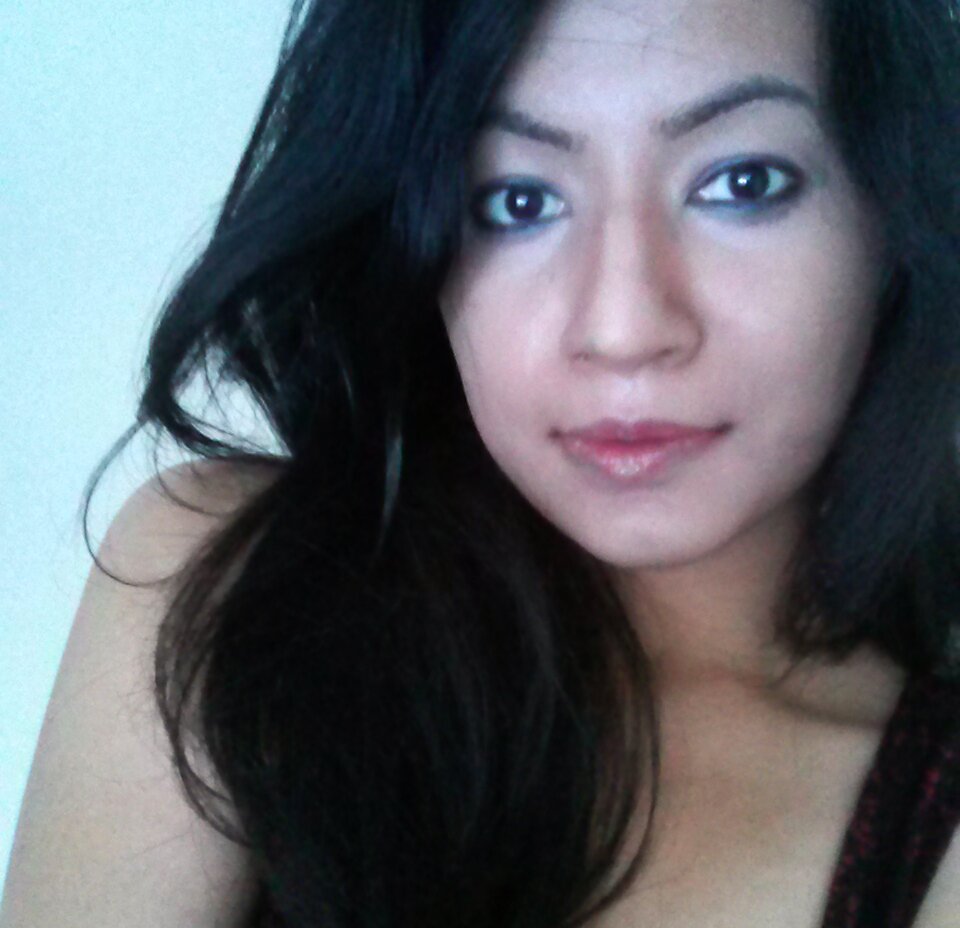 A simple girl who sings her way through life =)