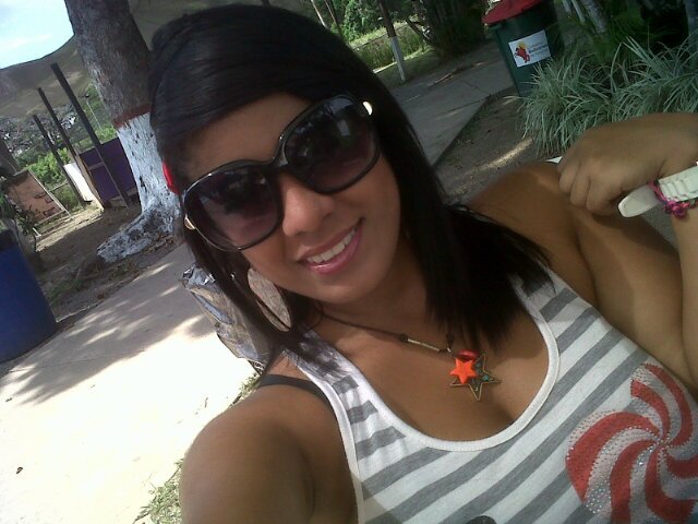 Divertidaaa*-* Sinceraa*-* Caprichosaaa :) No sigooo a nadie x Obligacioon -.- Enamoradaa de la Vidaaa Si me Conoces Siguemee