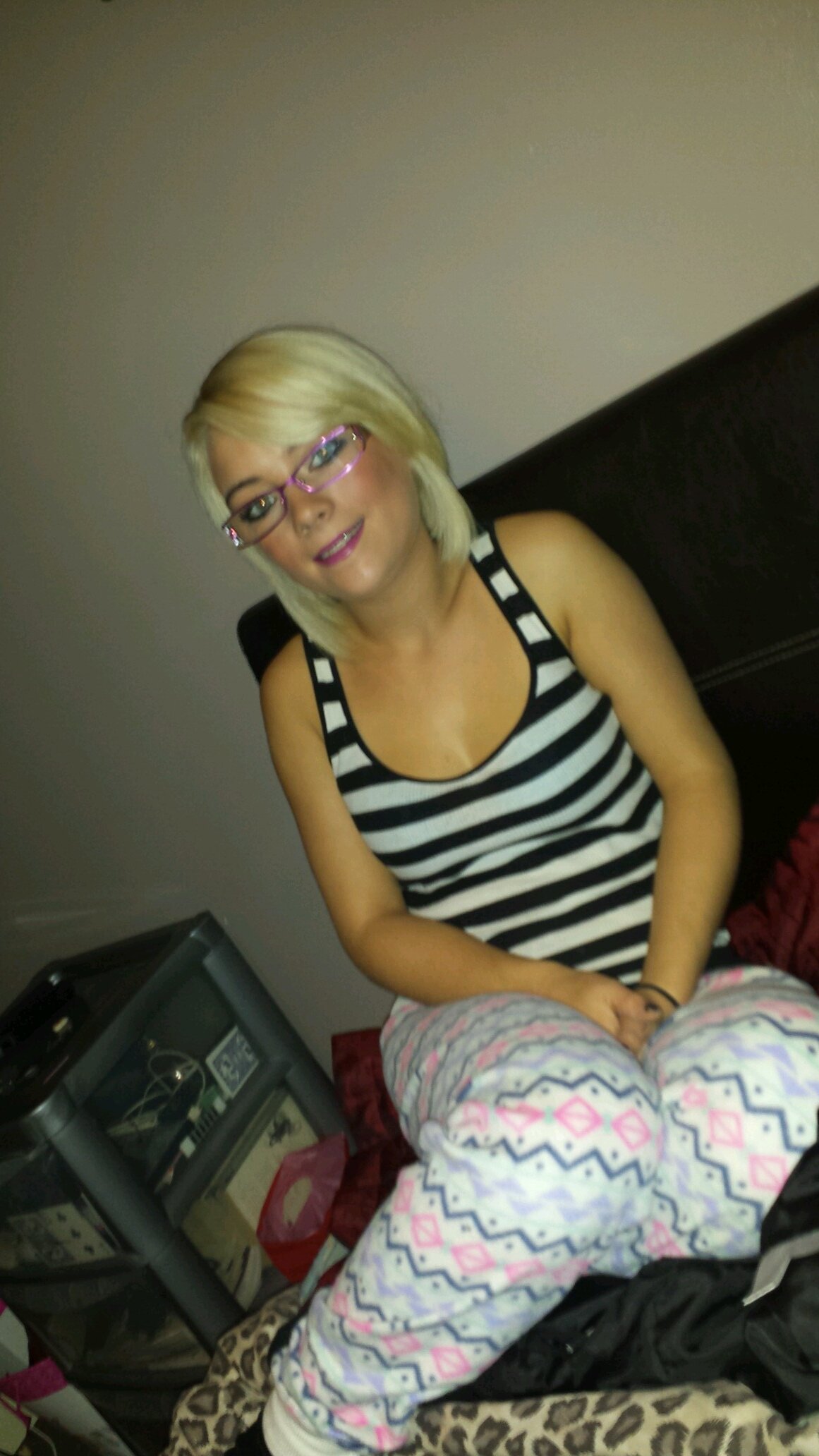 Heyy guys, im Connie and i live in haldane, am 17 and currently studying HNC Travel + Tourism :) Unemployed and need a job bad :(