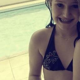 Amo me divertir com minhas amigas ,e adoro comer porcarias....:D