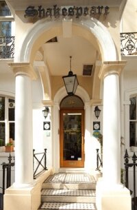 Are you planning a trip to London? Looking for a place to stay in a good location with affordable prices? Than this is the right place to be #shakeshotelreview