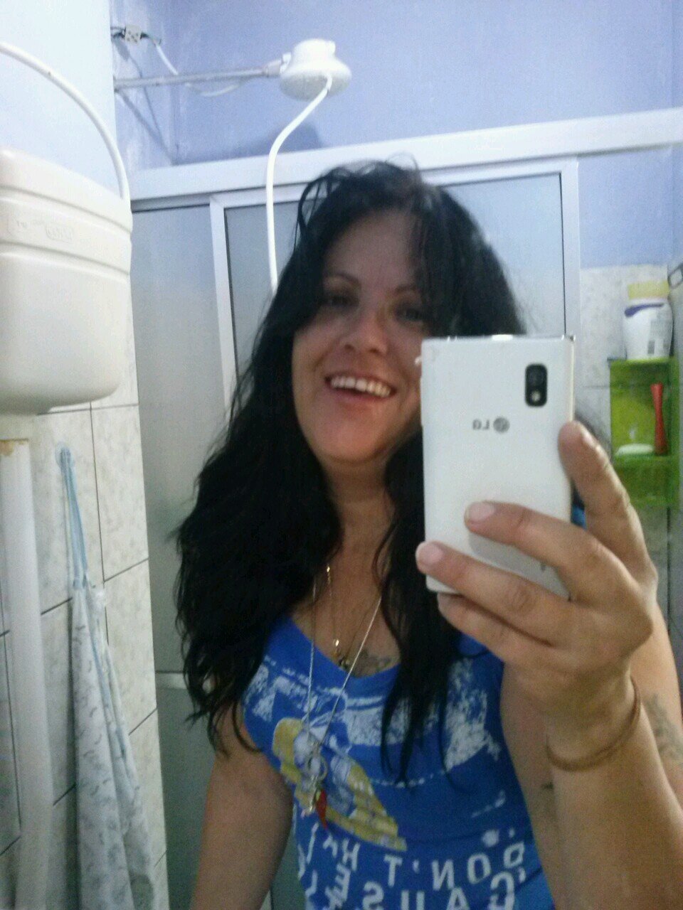 Eu adoro animais,gosto de fazer amizades,não suporto pessoas falsas,EU AMO A NATUREZA,cada árvore,flor,cachoeira,morro,toda natureza em sí me tras mta PAZ ALEGR