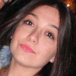 Suelo sentir lo que hago y creer en lo que hablo, sonrío mientras vivo y solo vivo mientras tanto, siempre intentando disfrutarlo al máximo