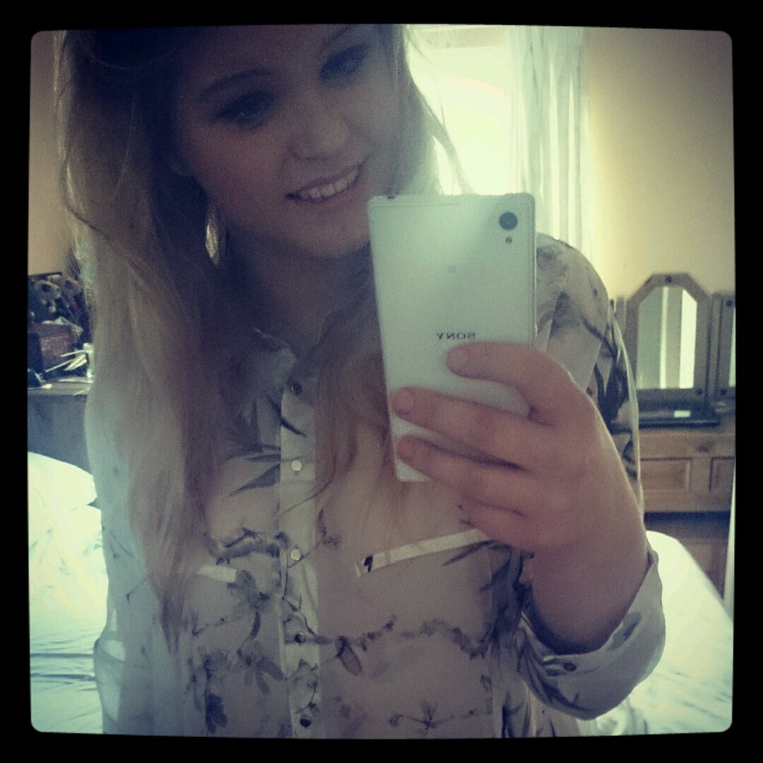 Danielle_Tanya's profile picture. i wish i was american so badd :( 

i love my beautiful asian friends there like SO perfect. i dont know what i'd do without them!