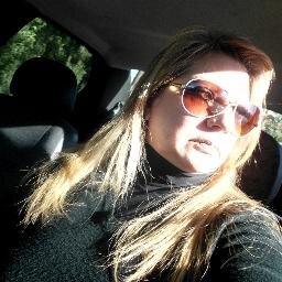Sou alegre, atrevida, moderna, geniosa e claro cheia d defeitos tb. 
Mto objetiva e verdadeira, detesto futilidades e vulgaridades.