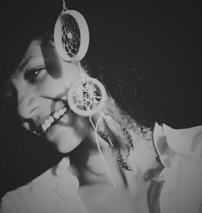 jujuceci's profile picture. Nascemos sem trazer nada, morremos sem levar nada, e nesse meio tempo lutamos para ser dono de algo.