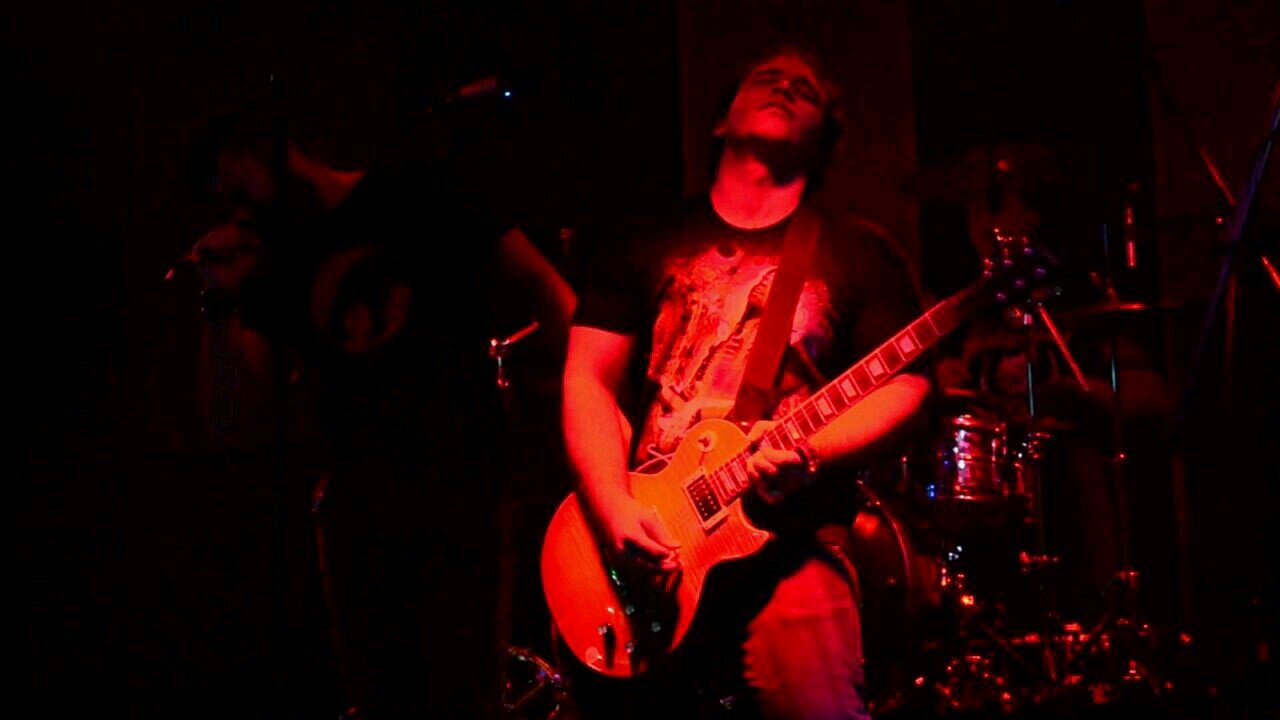 Abogado y Escribano, Músico.

Guitarrista en @nine_bits 💖