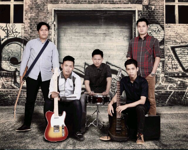 MEMBER'S : VOCAL : YoNanda | GITAR : @Tyo_288&@SystematicProg | BASS : @dhiarFFL. | DRUM : @MarwanArdi https://t.co/24AVmXF2sg | PALEMBANG