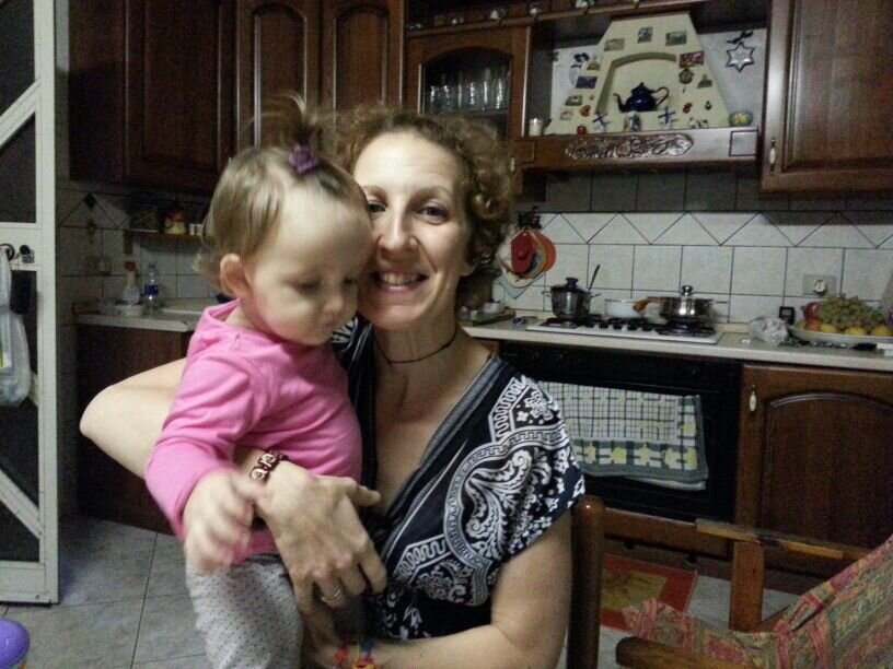 Amo gli animali, la natura e le persone che per me sono la mia famigliare non solo i parenti, la musica
