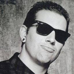 Cantante de Avenged SemenFlow. Rompo ovarios con mi voz. Tengo una horsecock y tu madre lo sabe. tu hermana también. Coleccionando sujetadores desde 1999