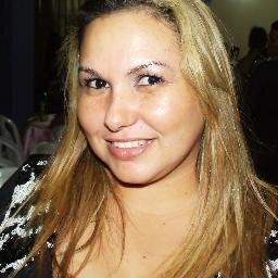 Quem sou eu? Alguém que o Eterno escolheu,Que decidiu na porta esperar,Pois sabia que o tempo ia chegar, Porque sou escolhida... Eu sou de Deus...