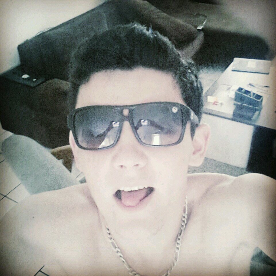 ``Nunca desistir, sempre lutar, nunca abaixar a cabeça sempre manter ela erguida e sempre seguir em frente, ngm ira me derrubar``