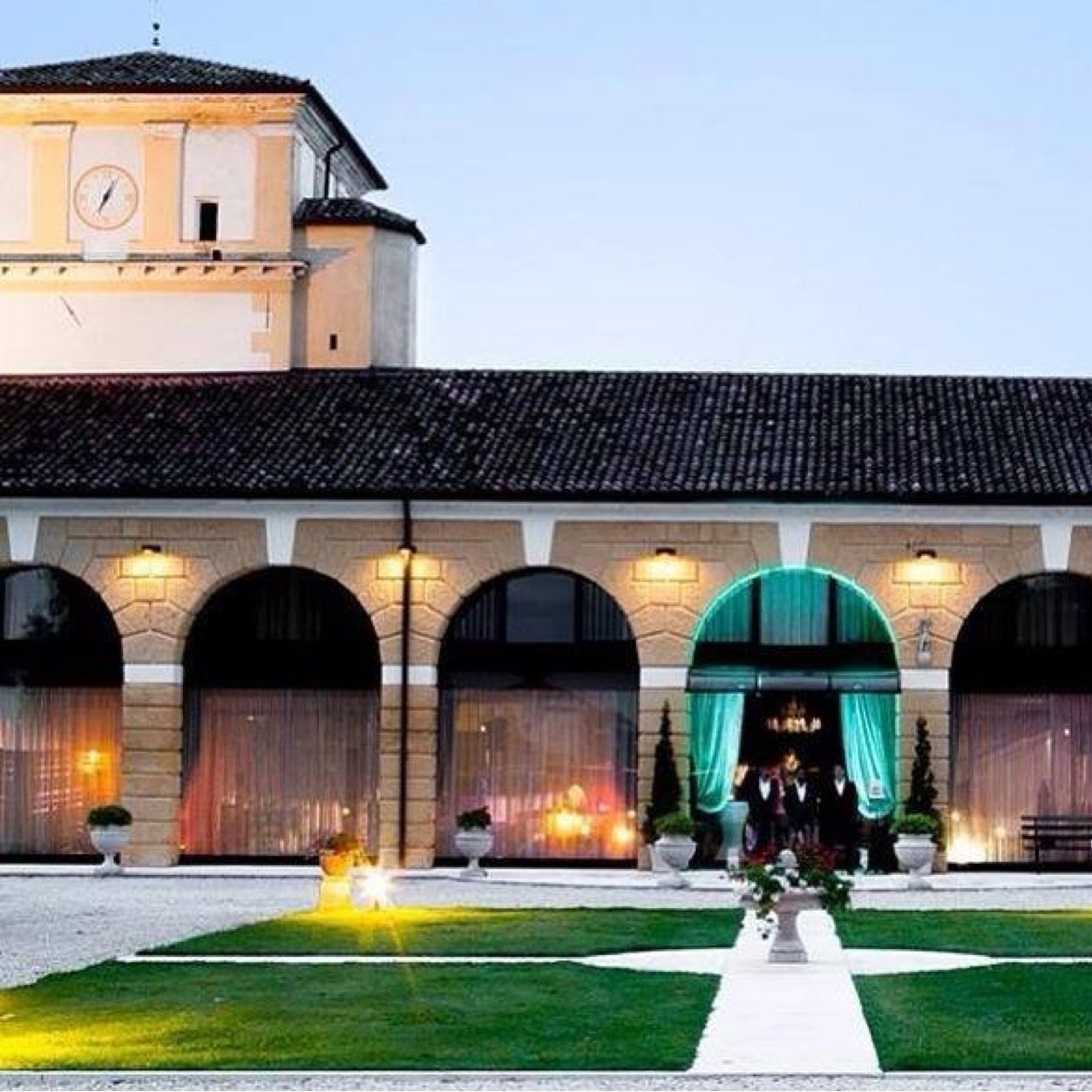 Residence a pochi chilometri dal centro storico di Vicenza, dimora storica per soggiorni di lavoro o piacevole vacanza. Dotato di ogni comfort, piscina e SPA.