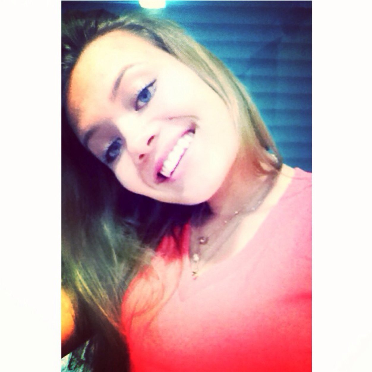 ∞ “Para algumas pessoas eu não mostro nem metade do que realmente sou. Não por medo, mas por não valer a pena mesmo.” #sincera #vaisegurandomlk