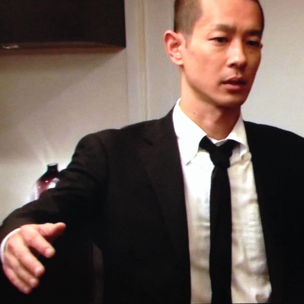 しずく Spec 爻の篇で 最後に当麻が せぶみーーー Save Me 瀬文さんのこと呼び捨てに したのも 私を救ってって 意味が含まれてたのかな 意味深