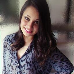 O meu passado é um espelho a refletir minhas falhas que procuro consertar no presente e me livrar delas no futuro.