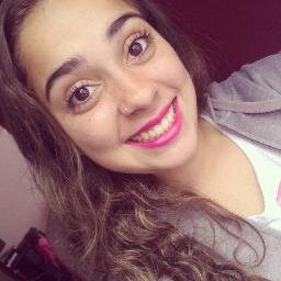 Pense em toda a beleza que ainda existe ao seu redor e seja feliz! (: . Sonhadora até demais e devoradora de livros :3