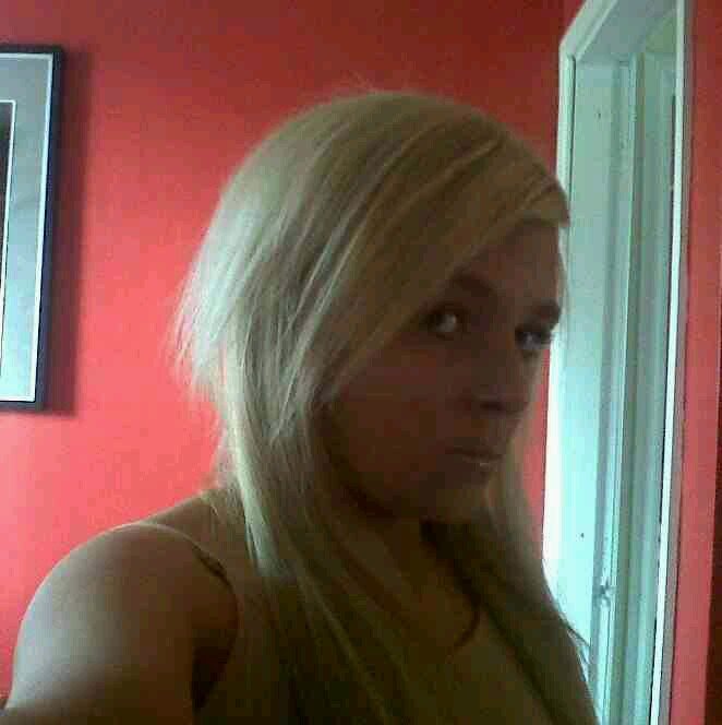 I'm 18 nd I love hang  around my mates nd I'm for Manchester and I go Buxton College
