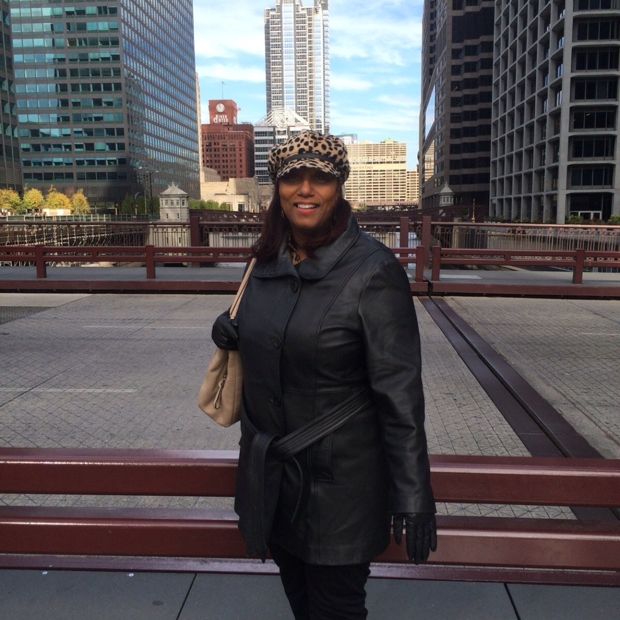 sllmsylvia's profile picture. 