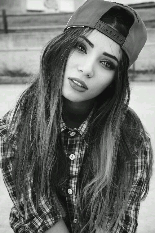 ___ Malik, novia de Zayn Malik.
Aqui sabras todo lo que pasa en la vida de ___. 
___ Crawford: Cantante, 20 años, hermana de Chace y Matt Crawford (Inventado)