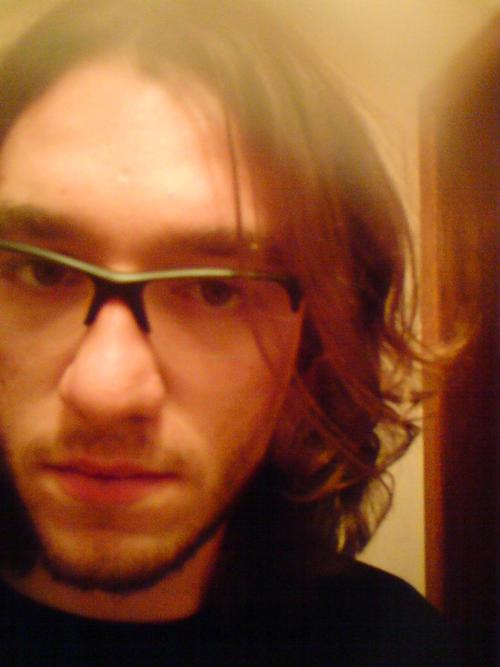 Roteirista e produtor de TV e Web.