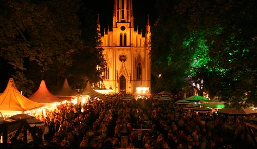 Kultvolksfest mitten in Bad Ems. 300 Händler, Schausteller, Karussells. Und Deutschlands größter Blumenkorso. Immer rund um den letzten Sonntag im August.