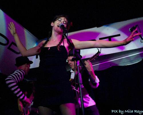 seeingthingz's profile picture. music transporting places to far away people