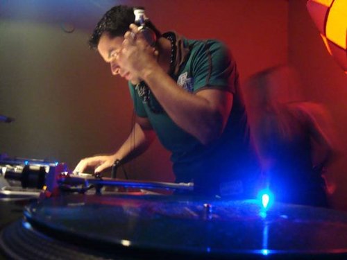 Natural:Fronteira Uruguay,Brasil
Des de 1997 Rafa Brandão vem acumulando bagagem na cena musical Latina.
Sempre combinando maestria e técnica...