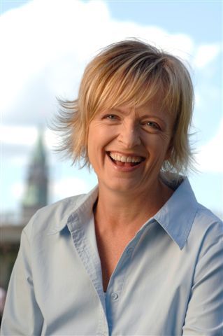 I live in Ottawa where I take full advantage of all this city has to offer; the canal,farmers markets, arts cene, great friends and vibrant business community.