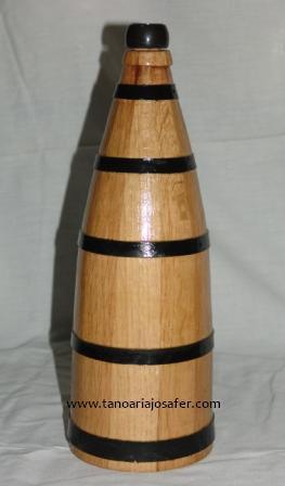 Fabrica-se garrafa de madeira para envelhecimento de vinho e cachaça artesanalmente fabricado pelo Artificie Américo Neves que atua a 42 anos para vinicula