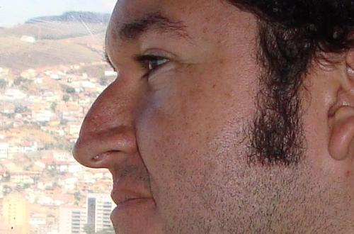 Professor de Língua Portuguesa e Literatura, apreciador de um bom vinho e ouvinte da boa música.