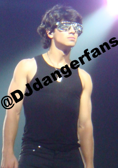 I Love Joe! I Make Backgrounds! I Make Icons! So What Are You Waiting For? Follow Me!! =)