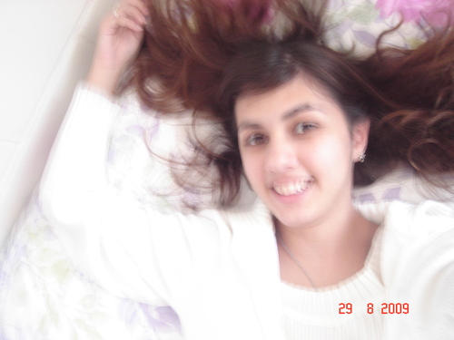 lis_anee's profile picture. Não, meu coração não é maior que o mundo. É muito menor.
(...)Por isso gosto tanto de me contar.