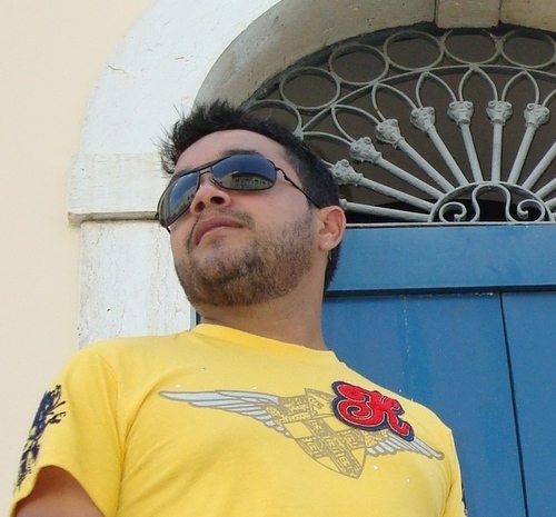 Contador por profissão, artista por vocação, decorador e cenógrafo..
