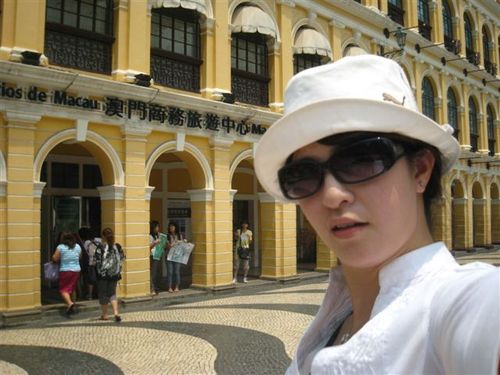 crysliew's profile picture. 