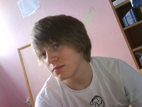 Whats Up ?:) Bin neu hier und würd mich über neue Kontakte freuen. Scuh voralem Leute aus Berlin :D