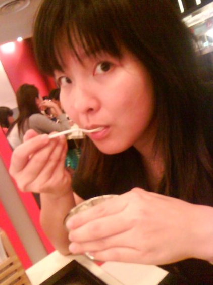 kellyylow's profile picture. I sing, I cook, I wash