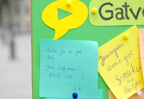 Tai vieta, kur kiekvienas praeivis gali palikti komentarą, piešinuką arba pasidalinti mažais daiktais su kitais praeiviais.