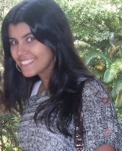 Adora filmes clássicos, chick lit, humor negro. Estuda Relações Internacionais.