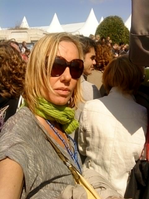 Dans la 'Finance' et parisienne qui adore sa ville. Libre.

 sans enfant et heureuse..