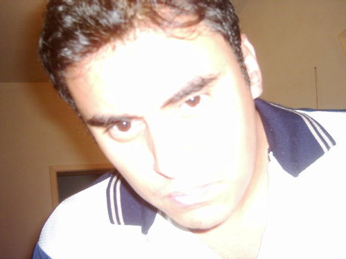 O que sou? Profissionalmente:Designer, Artista 3D, Programador, Ouvidor. Me interesso por política, filosofia e antropologia. Hedonista convicto.