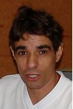 Jornalista por formação, pela PUC-GO, Diretor da Rádio Rio Vermelho/Silvânia, casado com a Galiana, pai da Ana Carolina e rubro-negro do Mengão e Dragão